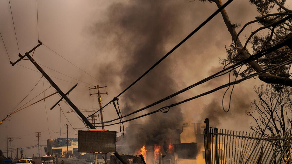 Incendios en California: fuertes vientos amenazan con avivar las llamas y originar nuevos fuegos; sube a 25 el número de muertos