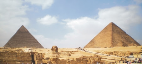 Une image contenant pyramide, ciel, bâtiment, Site classé au Patrimoine mondiale de l’UNESCO
Description générée automatiquement