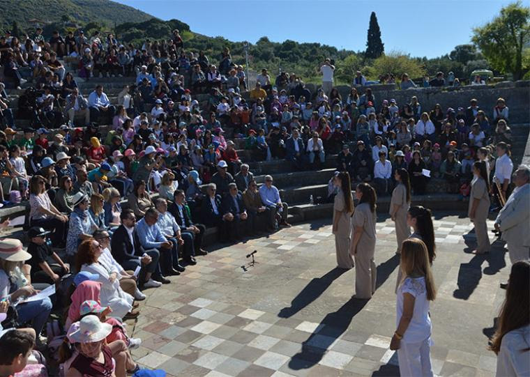 Ξεκίνημα του Διεθνούς Νεανικού Φεστιβάλ Αρχαίου Δράματος με λουλούδια στην κενή θέση του Πέτρου Θέμελη