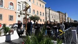 Pellegrini lungo Via della Conciliazione in direzione della Porta Santa della Basilica vaticana