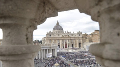 Papa pide a sacerdotes de la basílica de San Pedro bendecir a todos los visitantes que lo deseen, incluidos musulmanes