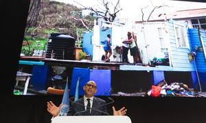 El secretario ejecutivo de la ONU para el Cambio Climático, Simon Stiell, pronuncia un discurso en Bakú, Azerbaiyán, en la inauguración de la COP29. Detrás de él, una imagen de la devastación causada por el huracán Beryl, que azotó su isla natal de Carri…