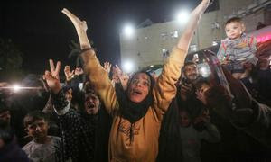 Los habitantes de Gaza celebran el anuncio de un acuerdo de alto el fuego.