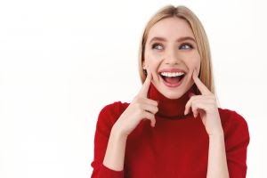 Clareamento dental caseiro vira febre no TikTok e Instagram. Especialista alerta para os riscos do "faça você mesmo"