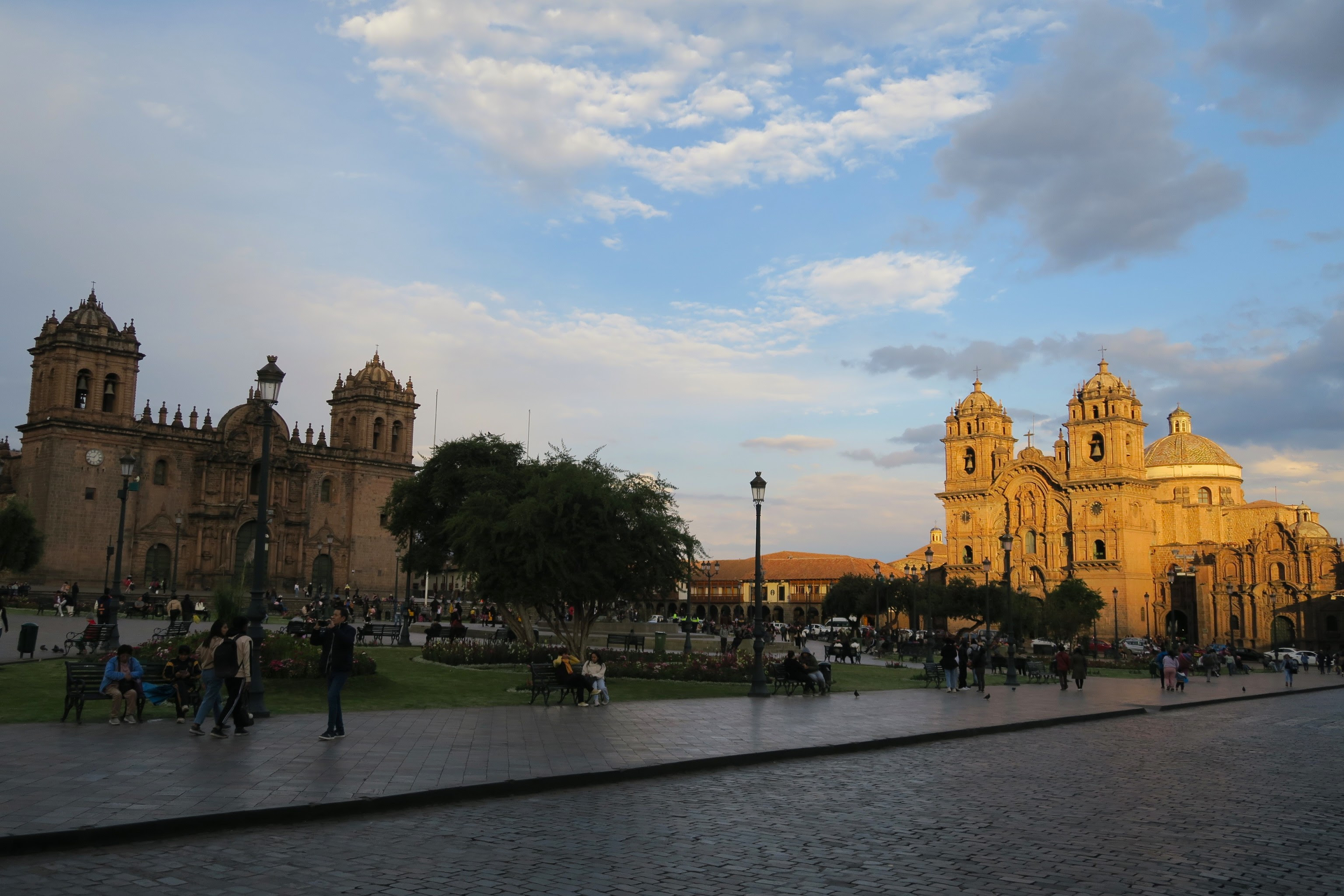 La catedral de Cuzco (izquierda) y el emplazamiento del antiguo Templo del Sol.