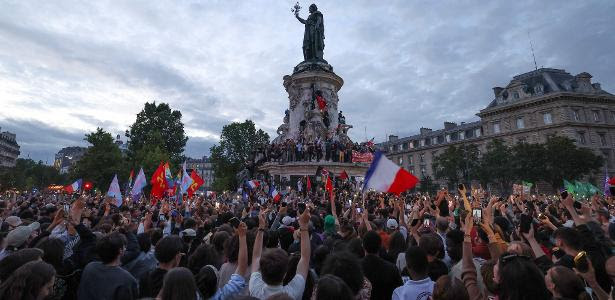 Manifestantes em Paris comemoram resultado das eleições legislativas na França; mas o que acontece agora com o país e com o governo Macron?