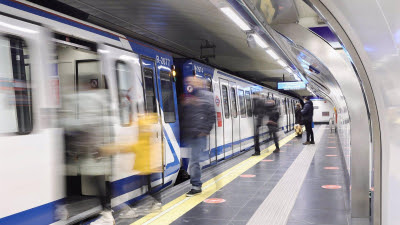Sucesos.- Un carterista quita la pistola a un policía en el Metro de Gran Vía e intenta disparar sin éxito contra él