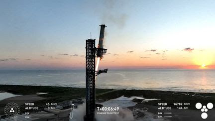 SpaceX réussit à rattraper en vol le lanceur de sa mégafusée Starship, une prouesse inédite