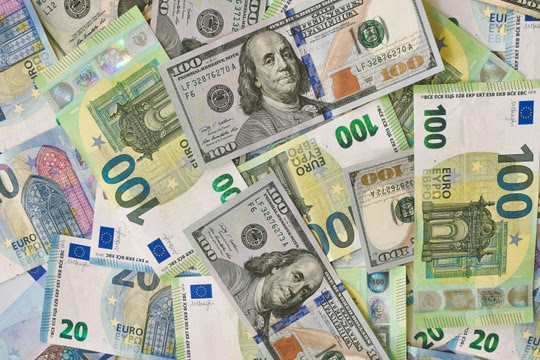 Euro and US dollar notes - Unsplash.com 