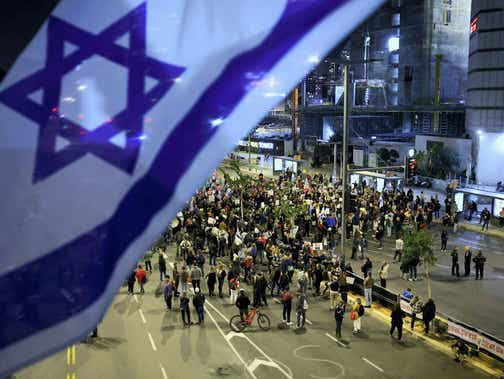 Les Israéliens manifestent à Tel Aviv.