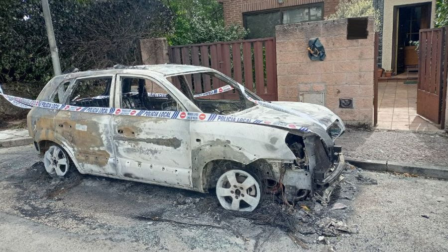 Arde el coche de un miembro de Ecologistas en Acción en la puerta de su vivienda en Los Molinos