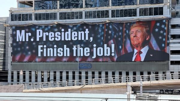 Mensagem a Donald Trump, com os dizeres "Sr. Presidente, termine o trabalho", é vista em Tel Aviv