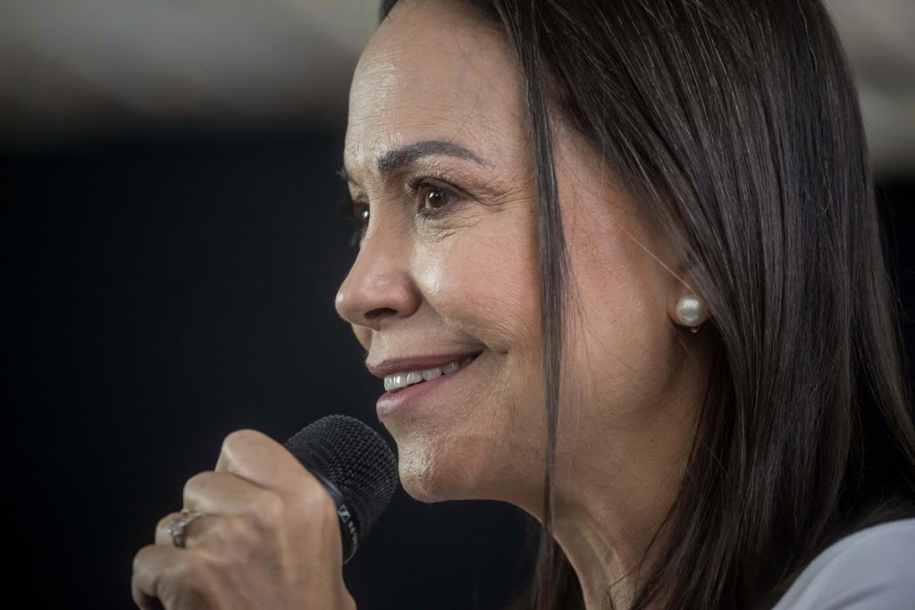 ARCHIVO. La líder opositora María Corina Machado habla durante un acto político junto al candidato presidencial Edmundo González Urrutia 