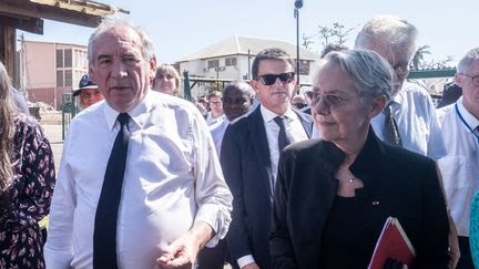 Cyclone Chido à Mayotte : Elisabeth Borne reconnaît une 'erreur' après avoir tourné le dos à deux enseignants