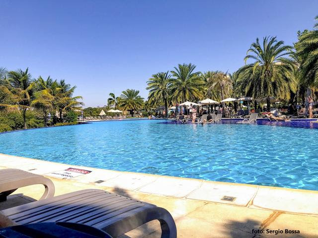 Piscina e deck do Malai Manso Resort (Divulgação)