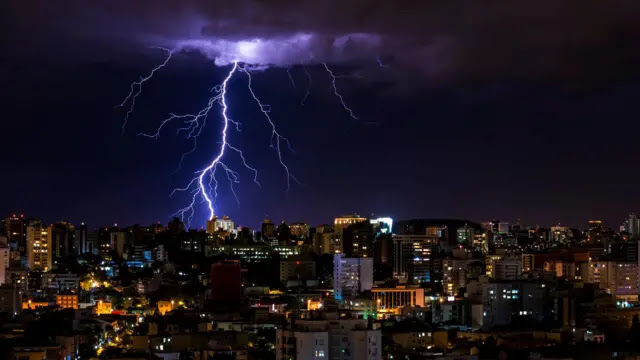 Uma tempestade com raios sobre Porto Alegre, no Rio Grande do Sul