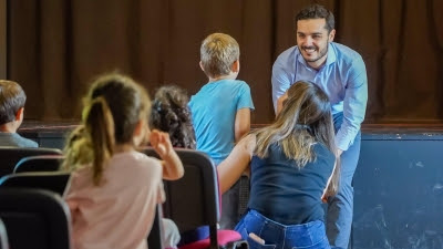 Torrejón.- El regidor contesta a preguntas de alumnado de Primaria como 