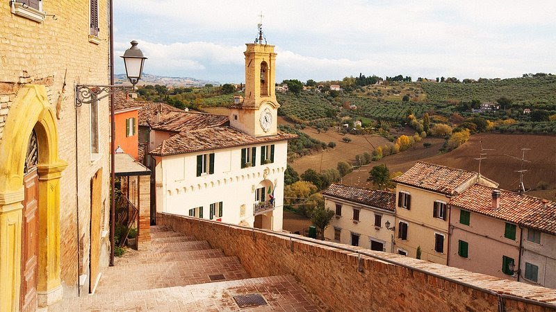 Vista de la ciudad y el paisaje circundante de Pésaro, Italia