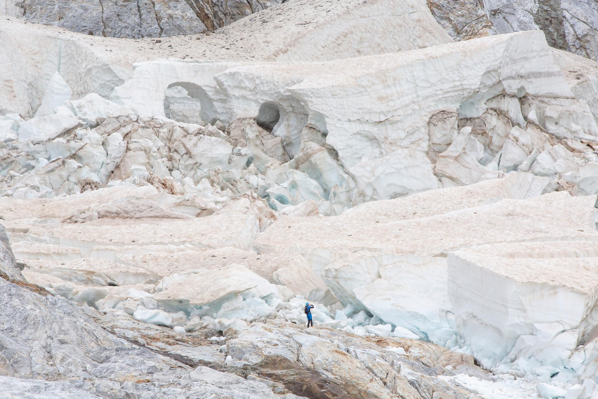 Pierre René, devant les séracs de glace sur la partie haute du glacier des Oulettes de Gaube, sur la face nord du massif du Vignemale, le 19 septembre 2024.