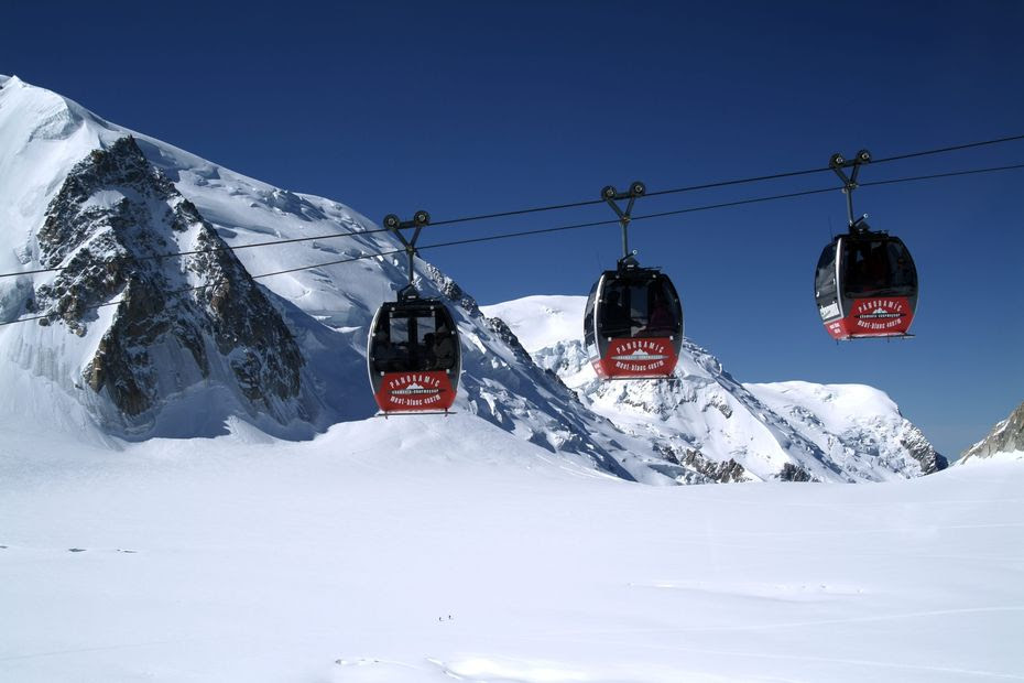 Leur biplace percute la télécabine de l’Aiguille du midi : deux parapentistes restent suspendus quatre heures dans le vide