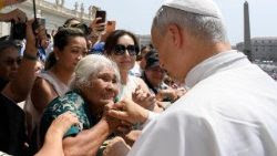 Il Papa saluta una signora anziana durante la Messa per il Giubileo delle Famiglie, dei Bambini, dei Nonni e degli Anziani