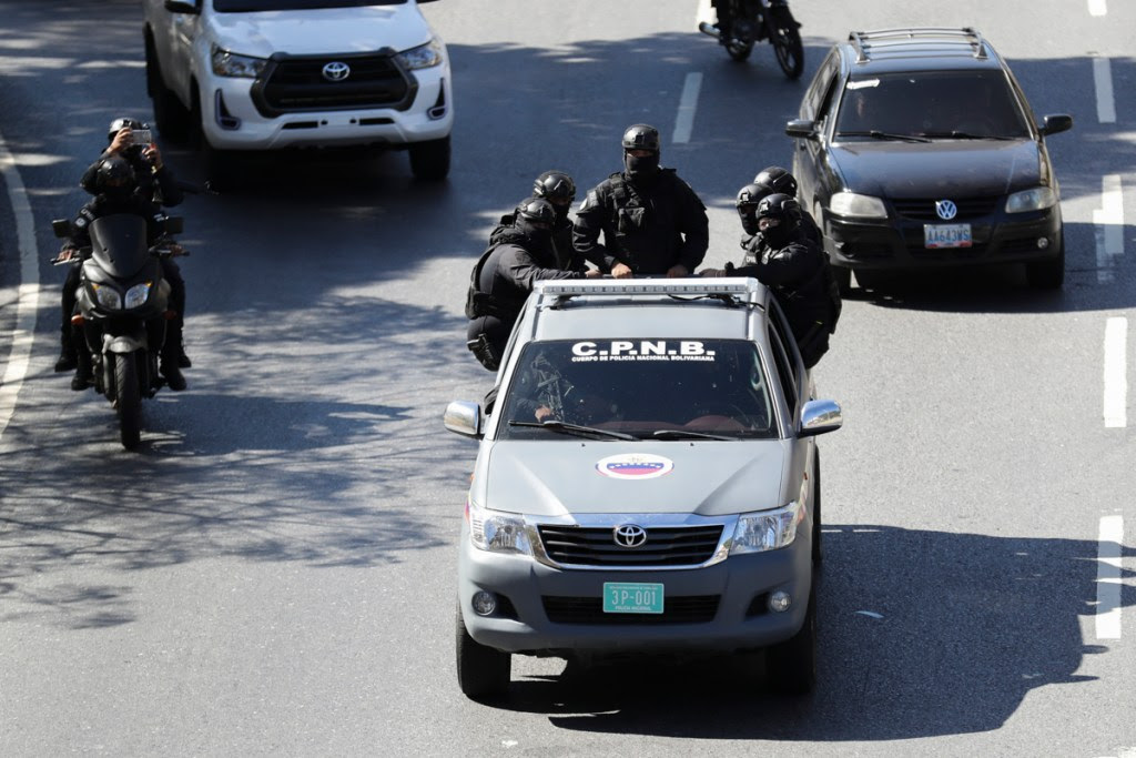 Integrantes de la Policía Nacional Bolivariana patrullan este jueves, en Caracas (Venezuela)