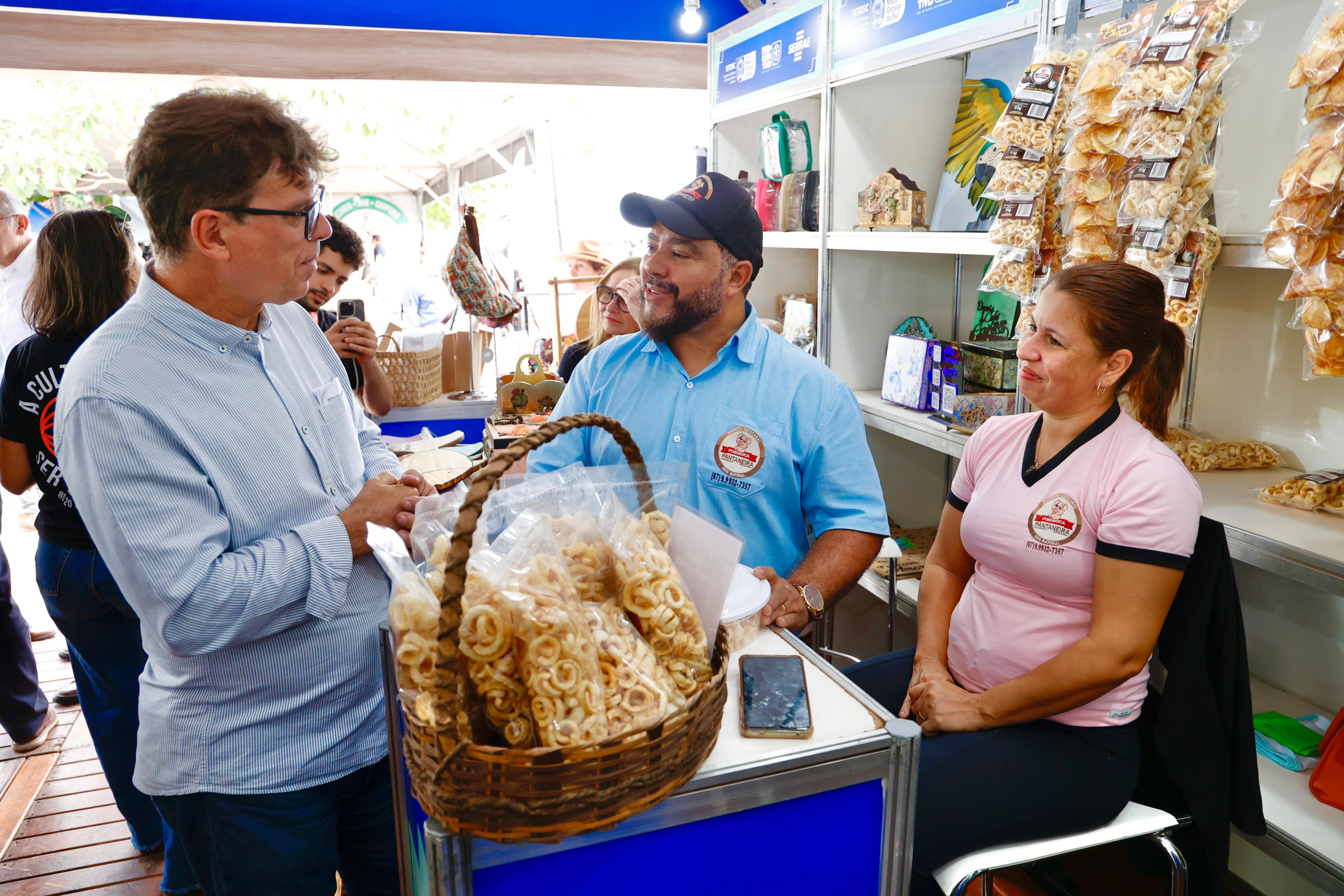 Empreendedores atendidos pelo Sebrae/MS expõem produtos no Espaço de Economia Criativa.