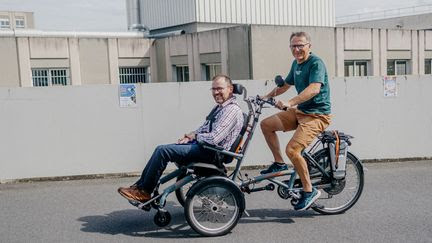 'On est là pour qu'ils retrouvent un sens à la vie' : de Granville aux Paralympiques de Paris, la thérapie par le vélo de cyclistes handicapés