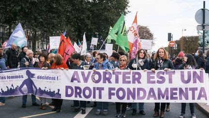 Des manifestations pour défendre le droit à l'avortement réunissent des centaines de personnes dans plusieurs villes de France