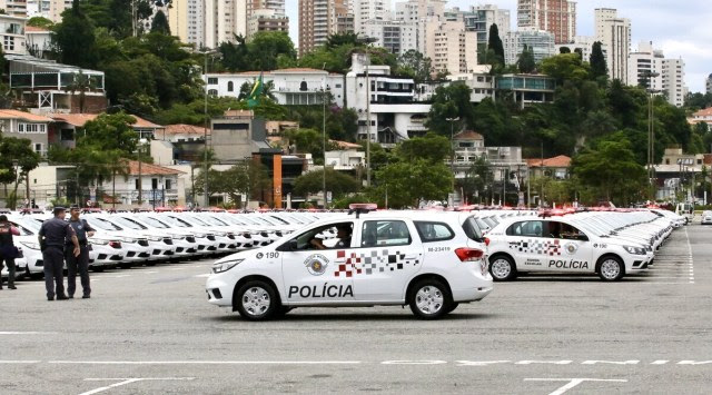 Carros da polícia militar de SP em estacionamento de batalhão