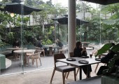 El interior del restaurante cuenta con grandes muros cortina que permiten la entrada de luz natural y diferenciar muy sutilmente el interior con el exterior.