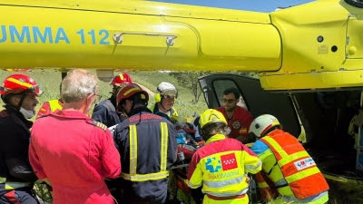  Grave un motorista al salirse de la vía y caer por un terraplén de 15 metros en Olmedo de las Fuentes