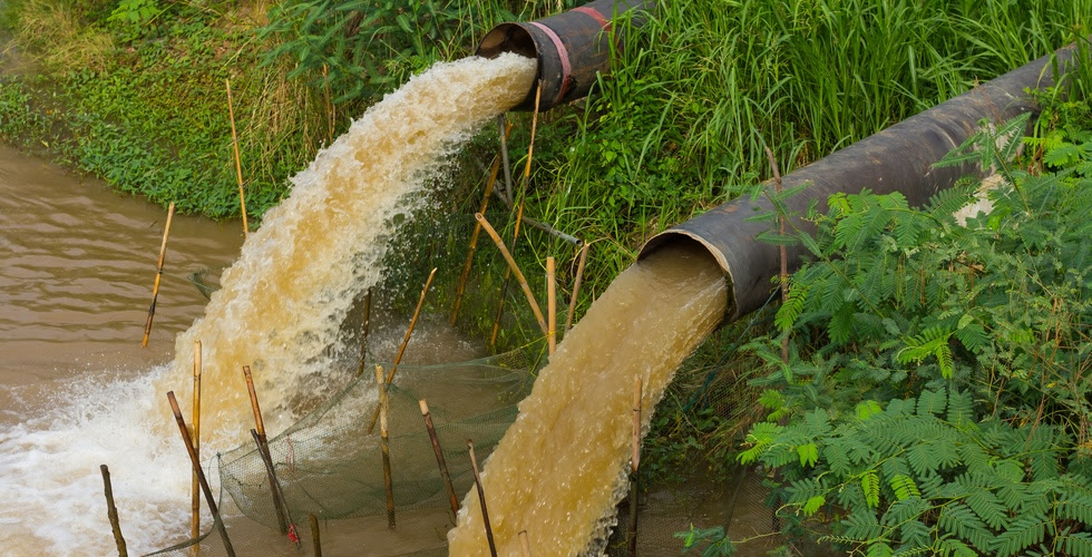 Déchets toxiques déversés dans un cours d'eau