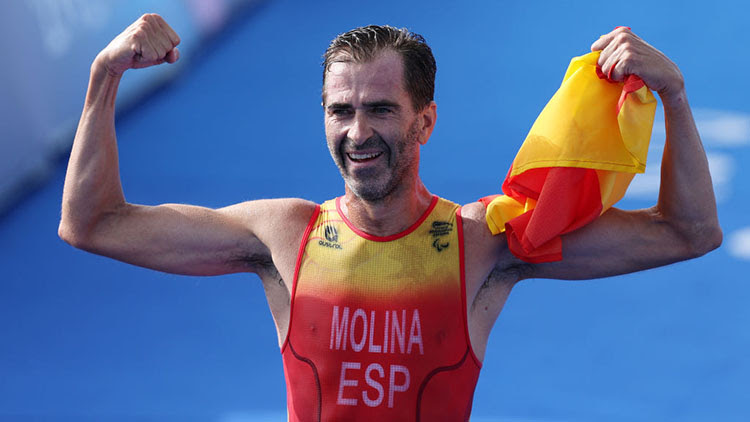 Daniel Molina of Team Spain celebrates winning during the Men's PTS3 Para Triathlon on day five of the Paris 2024 Paralympic Games. ©Tasos Katopodis/Getty Images