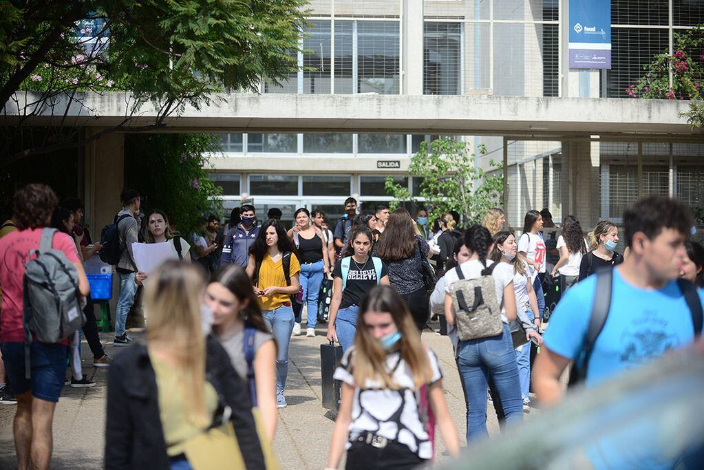 Movimiento de estudiantes universitarios en la Ciudad Universitaria. (José Gabriel Hernández / La Voz)