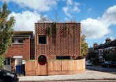 El edificio es un cubo monolítico en referencia al aparcamento brutalista pero con ladrillos colocados a cierta distancia unos de otros para decorarla.