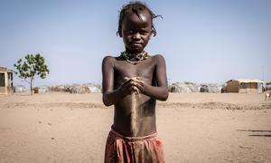 La arena fluye de la mano de un niño como a través de un reloj de arena. En el suroeste de Etiopía, la sequía, agravada por el cambio climático, amenaza los cultivos y el ganado, y pone a la población al borde del abismo.