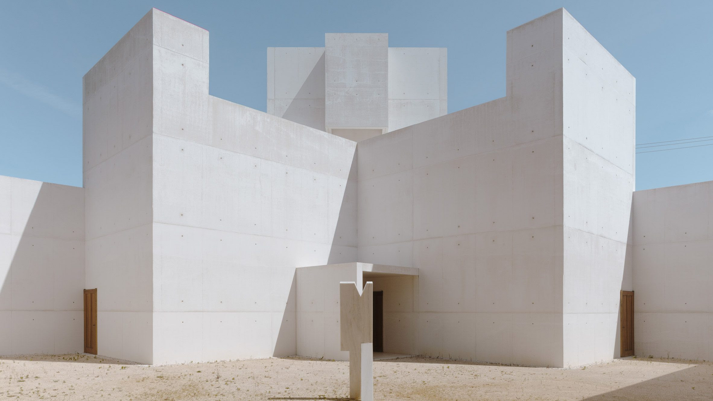 Álvaro Siza, en colaboración con el arquitecto paisajista Sidonio Pardal, ha añadido una ampliación angular de hormigón blanco al monasterio de Leça do Balio en Oporto.