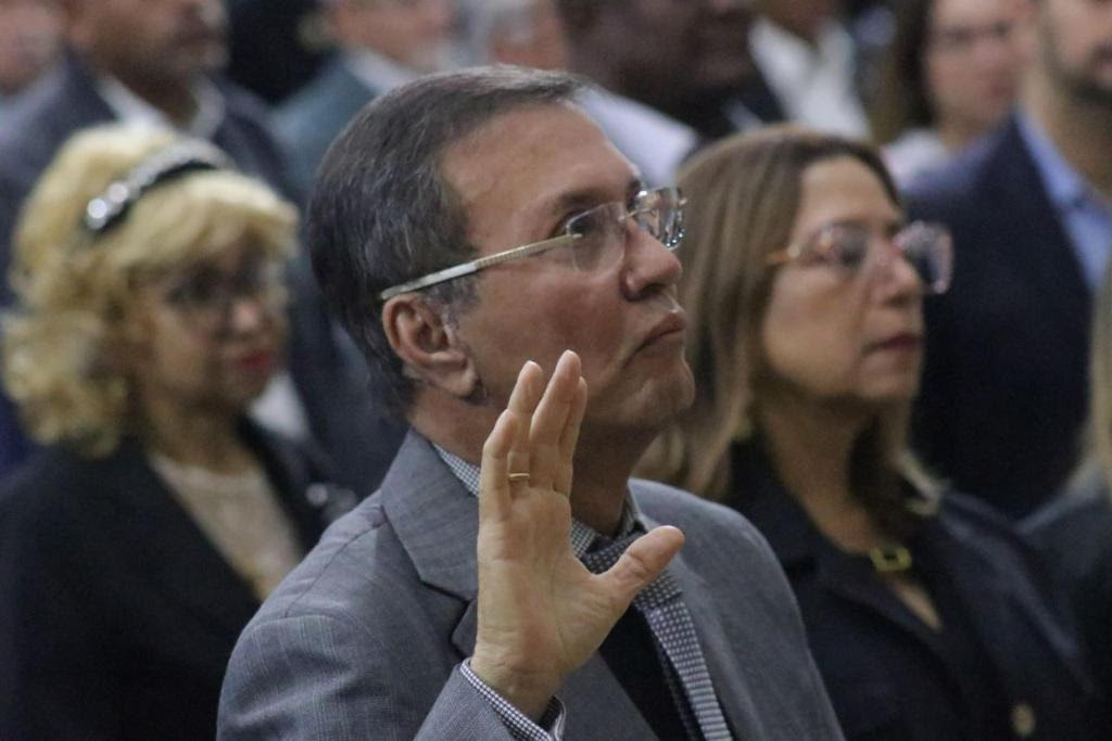 Fotografía cedida por la Asamblea Nacional de Conrado Pérez  tomando juramento como nuevo rector del Consejo Nacional Electoral durante un sesión este jueves, en Caracas (Venezuela).EFE/ Asamblea Nacional