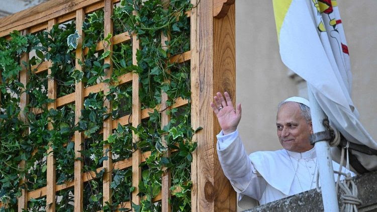 Il Papa affacciato dal balcone di Villa Barberini, a Castel Gandolfo, saluta la gente per strada