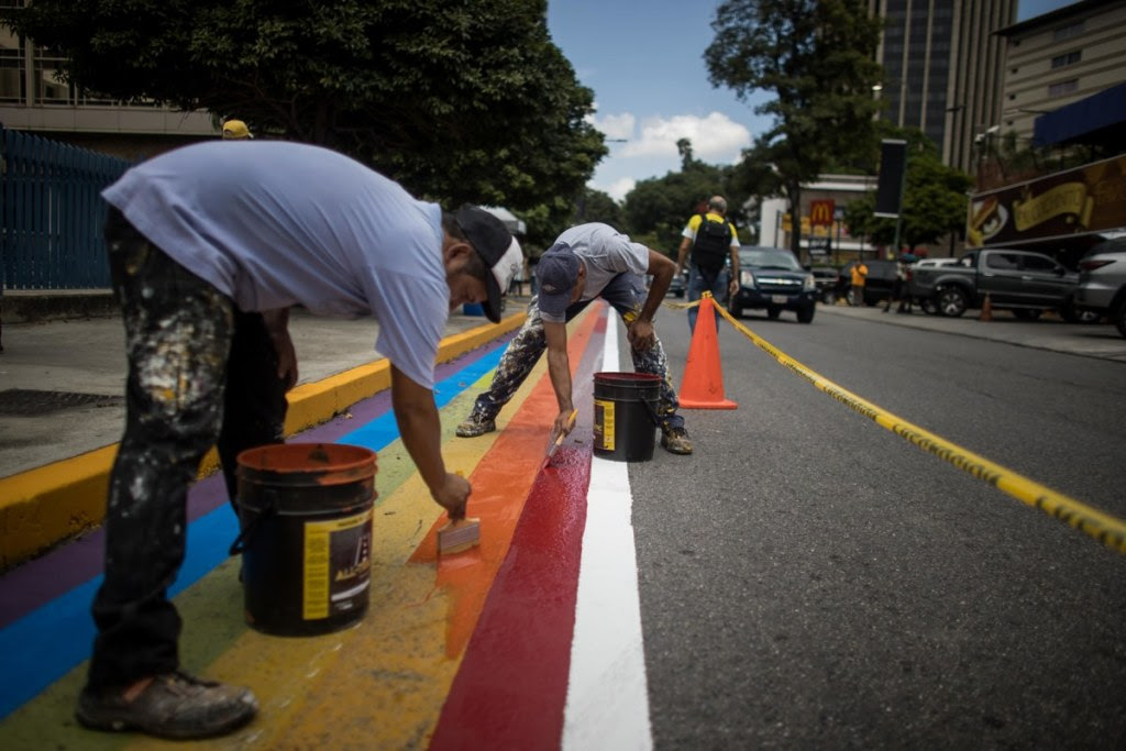 Ciclovía en Caracas con los colores de la bandera de la diversidad de género