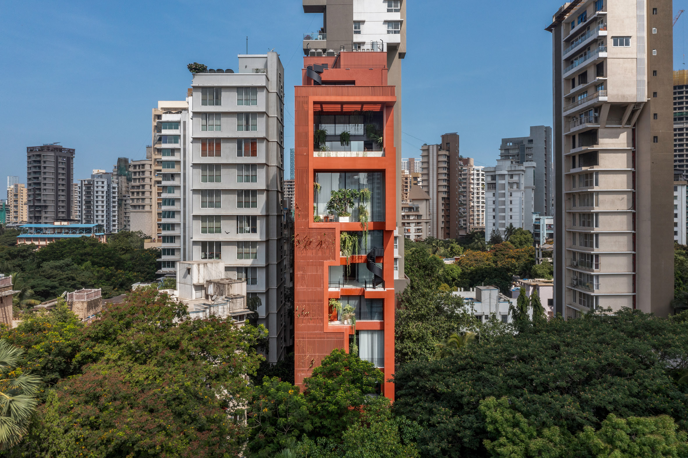 La torre Sarvasva está situada en el denso tejido urbano de Bombay y ha sido diseñada por el estudio local Spasm Design.