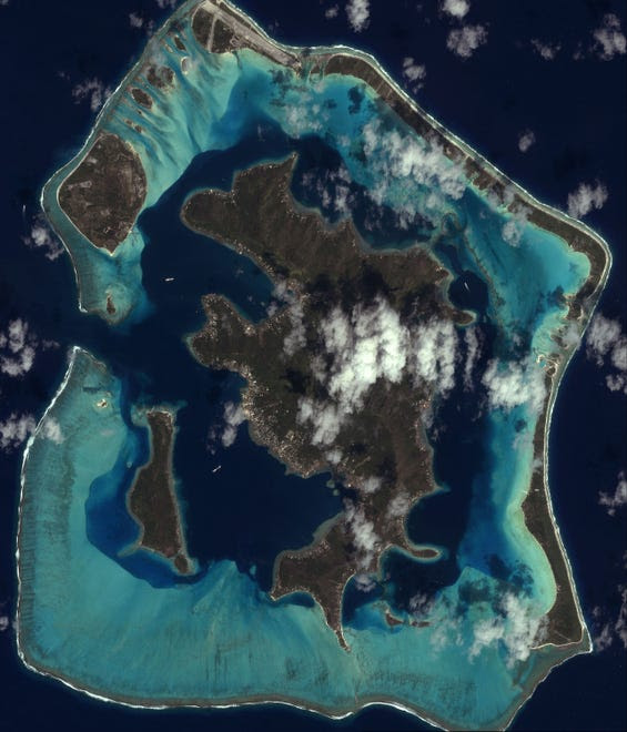 Bora Bora y Moorea, Polinesia Francesa. Aunque se le conoce como un destino de lujo, en 2025 habrá más opciones económicas, como alojamientos en casas locales y vuelos a precios competitivos. Las aguas cristalinas y la belleza de sus lagunas hacen de Bora Bora y Moorea un destino ideal para viajeros que buscan un paraíso tropical único.