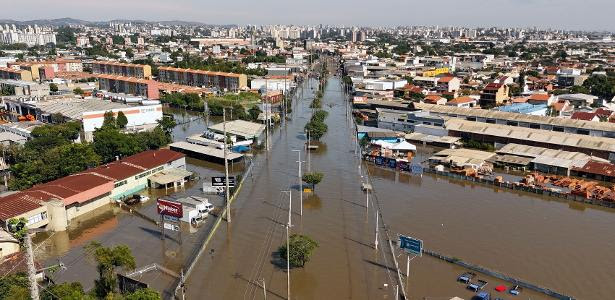 6.mai.2024 - Vista aérea de ruas inundadas em Porto Alegre (RS) após tempestades atingirem o Rio Grande do Sul.