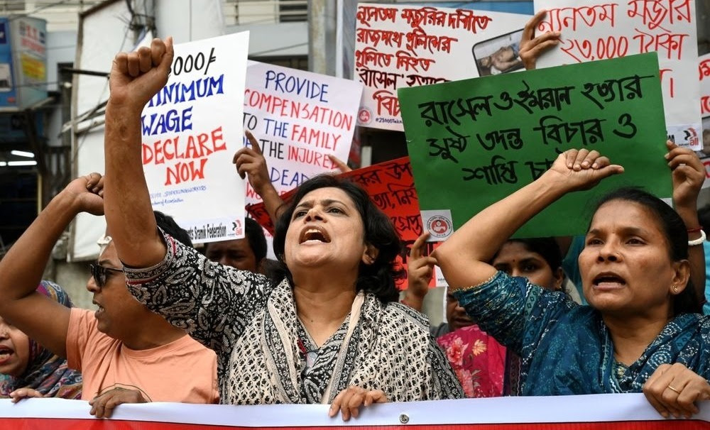un groupe de femmes activistes participe à une manifestation devant le Conseil du  Salaire Minimum à Dacca, au Bangladesh.