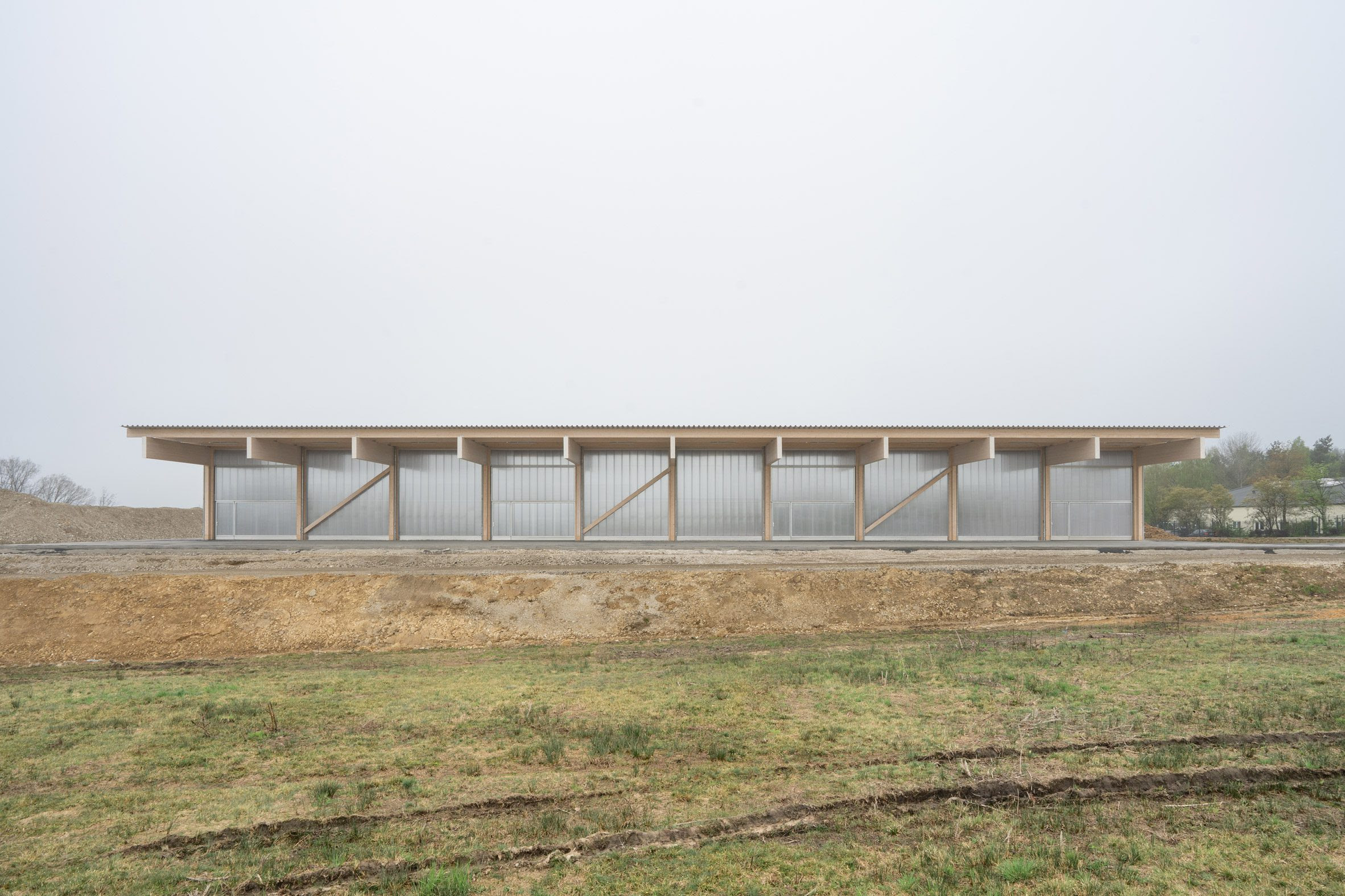 El almacén Halle S 46, situado cerca de la ciudad de Altenkirchen (Alemania) ha sido diseñado por el estudio de arquitectura Aretz Dürr Architektur.