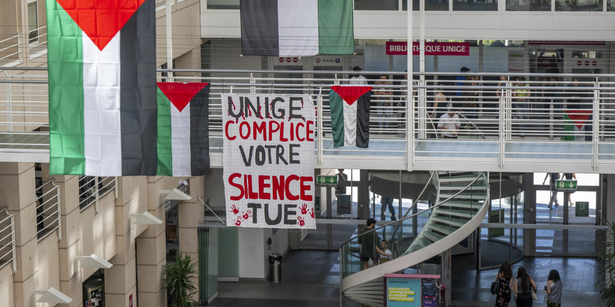 Des étudiants et militants pro-palestiniens occupent toujours le hall principal du bâtiment d’Uni-Mail de l’Université de Genève (UNIGE), le 11 mai 2024.