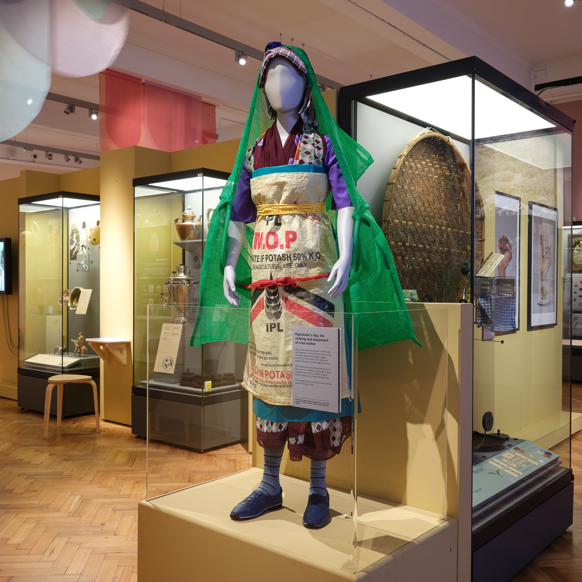 A mannequin dressed in an outfit worn by a female tea plantation worker