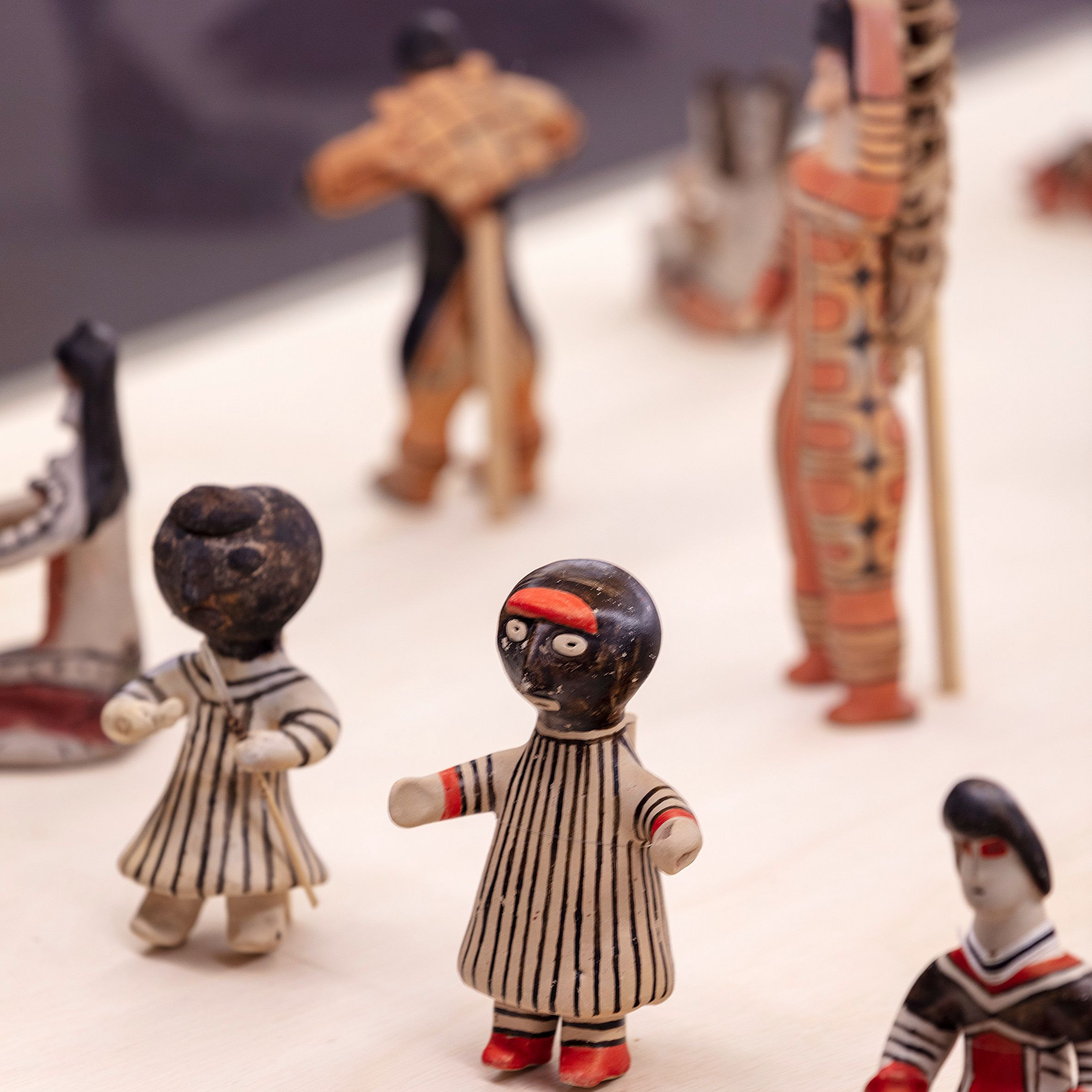imagem de bonecas feitas pelos indígenas da etnia baniwa. elas vestem roupas listradas de branco e preto