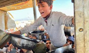 Gazatíes en Jan Yunis desesperados por recibir arroz de las agencias de la ONU..